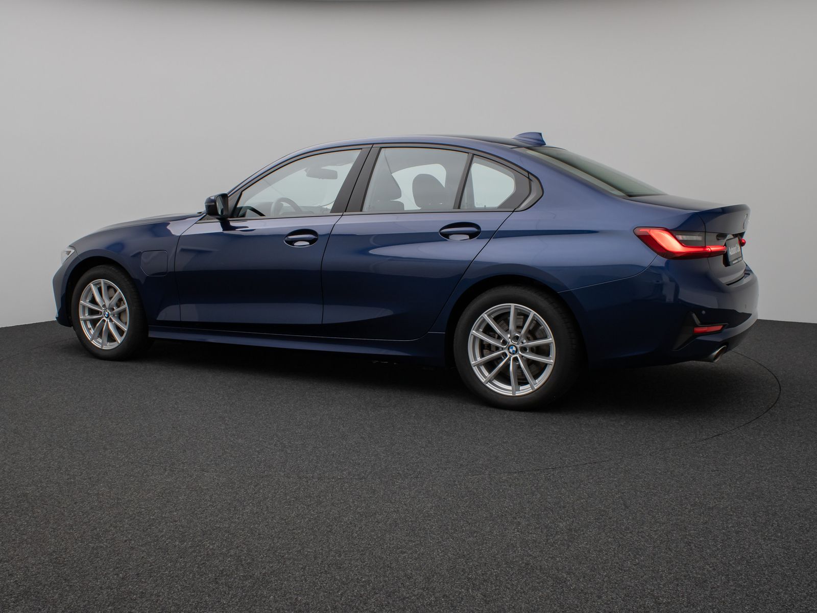 Fahrzeugabbildung BMW 330e CockPitPr Navi PDC Alarm Geschwindigkeitsre