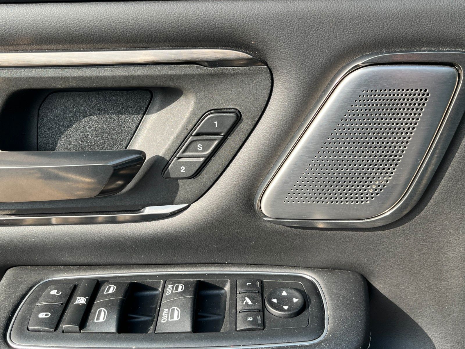 Fahrzeugabbildung Dodge RAM 1500 Limited *AHK*PANO*LPG*360°