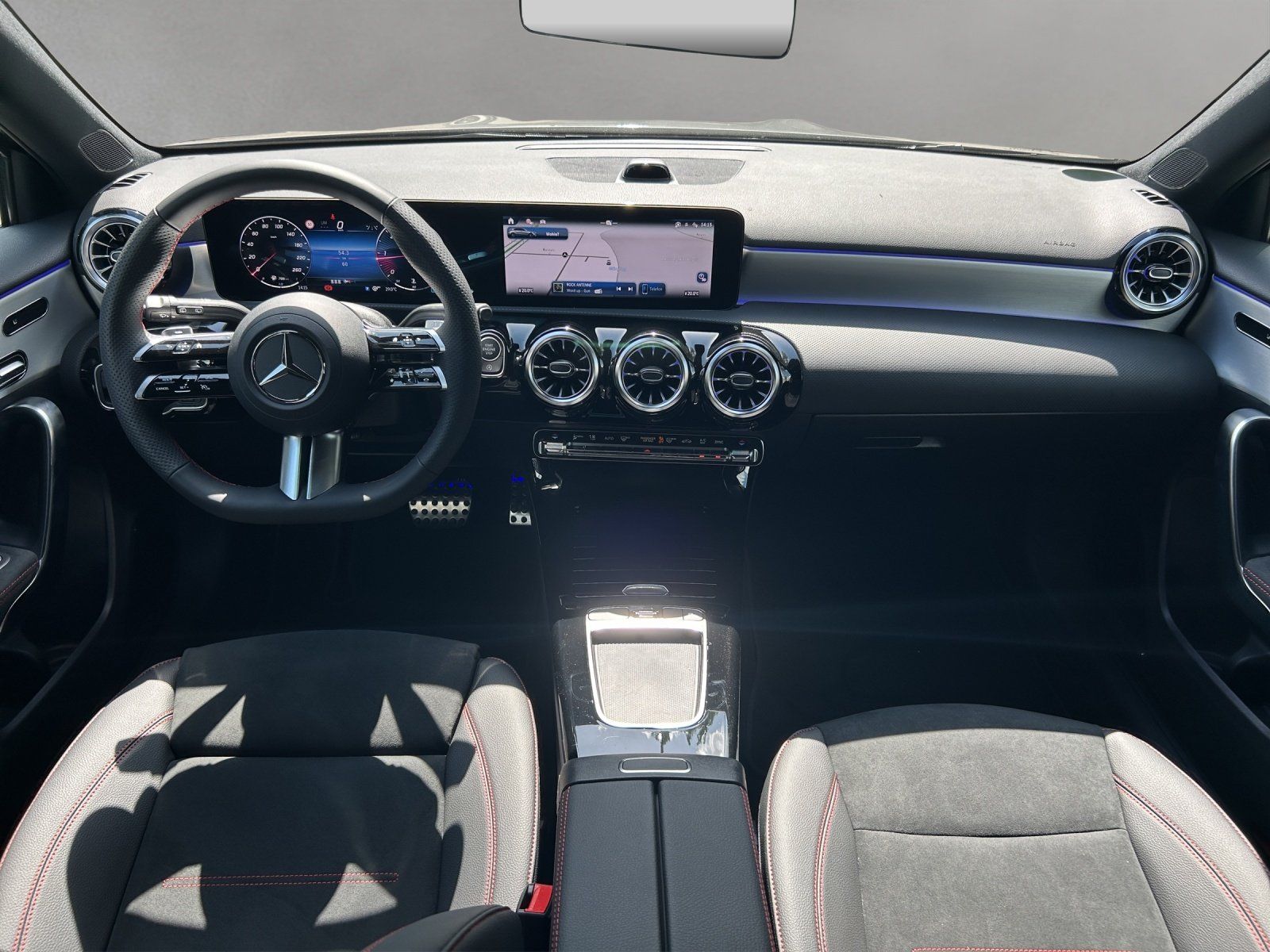 Fahrzeugabbildung Mercedes-Benz A 220 d 4M AMG Pano Kamera Totwinkel Parktronic