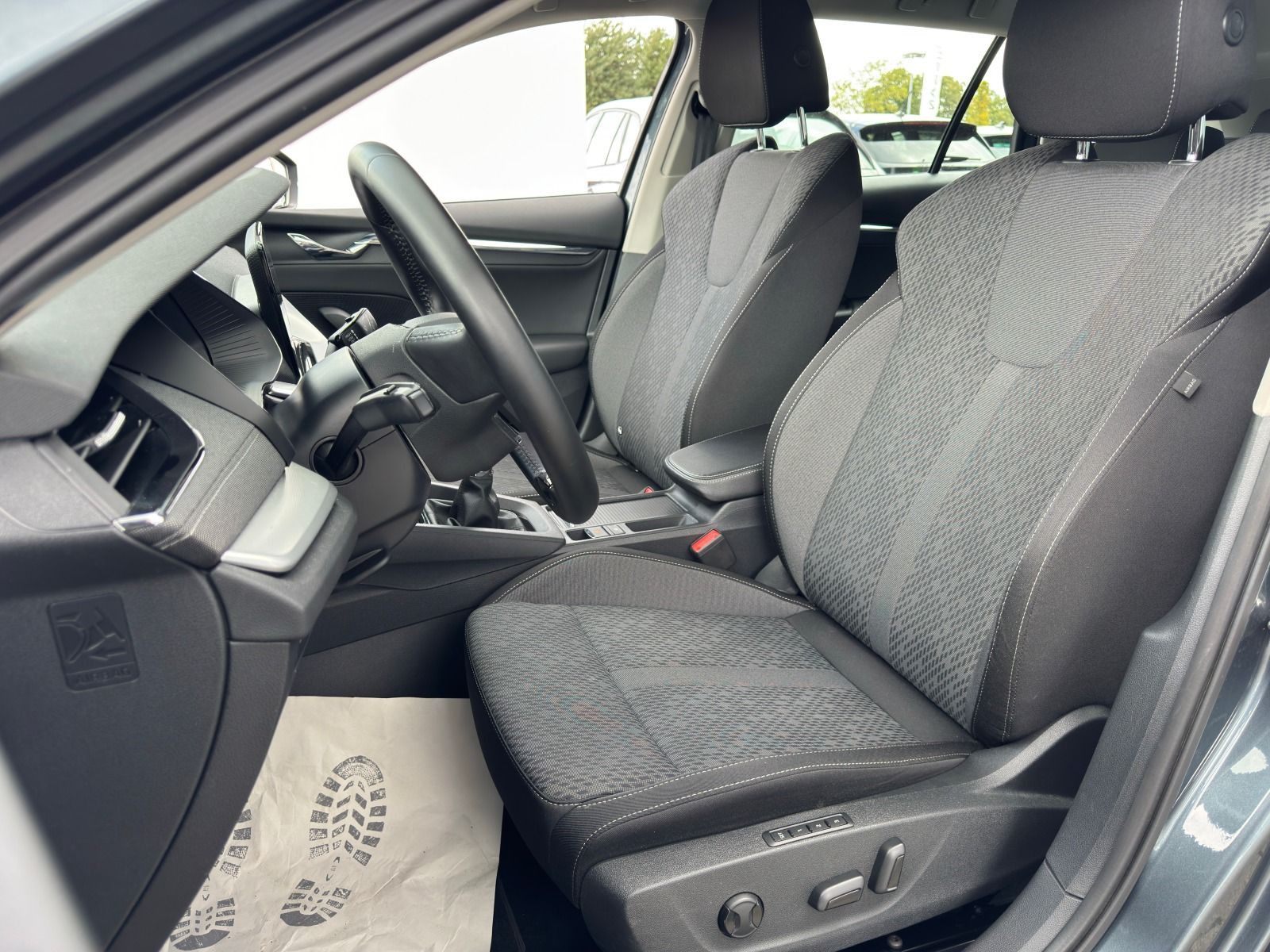 Fahrzeugabbildung SKODA Octavia Combi 1.5 TSI 6-Gang*NAVI*AHK*Head-Up*Si