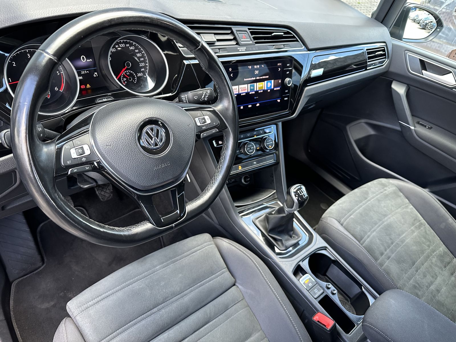 Fahrzeugabbildung Volkswagen Touran 2.0 TDI Highline NAV+LED+ACC+FAMILY-PAKET