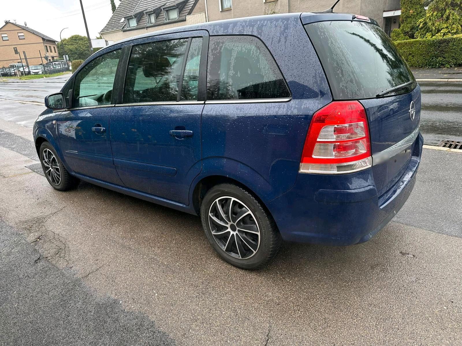 Opel Zafira 2010 — interior