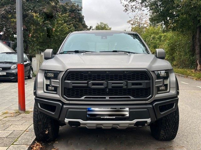 Ford F 150 Raptor 1 Hand