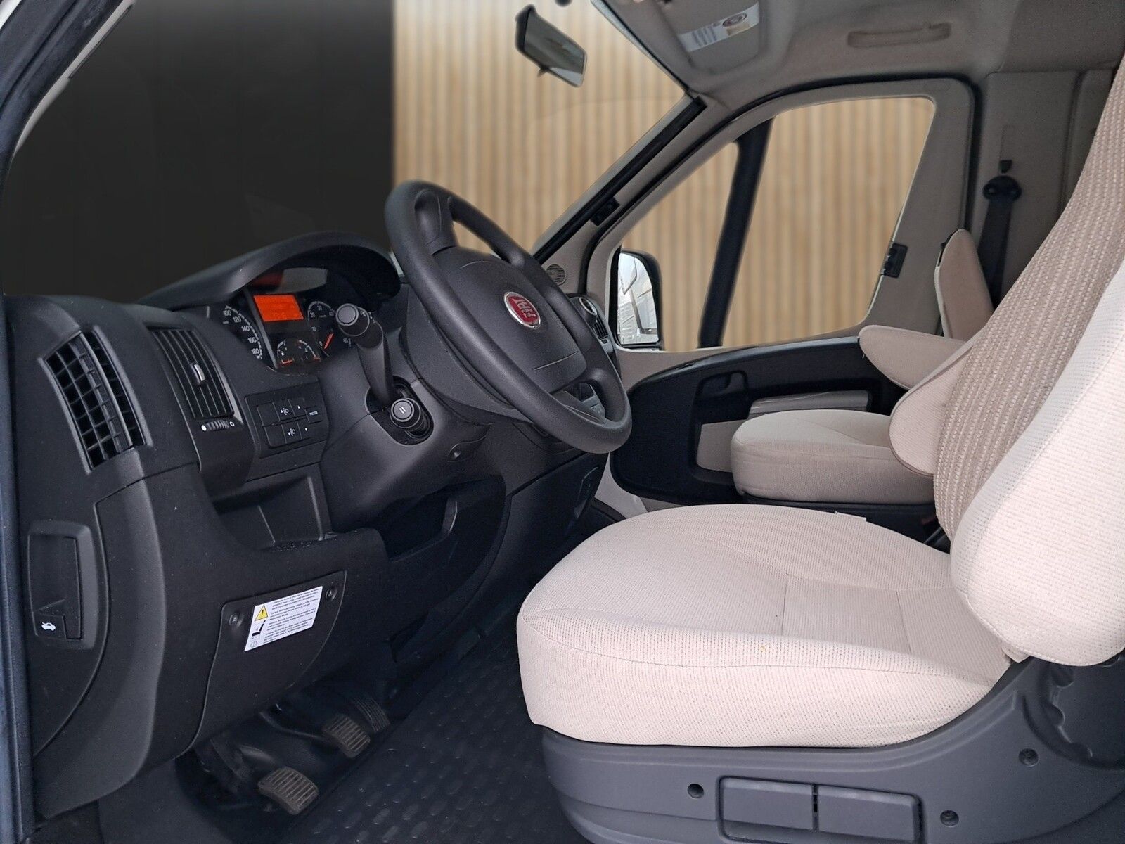 Fahrzeugabbildung HYMER / ERIBA / HYMERCAR Compact 404 Markise,Fahrradträger