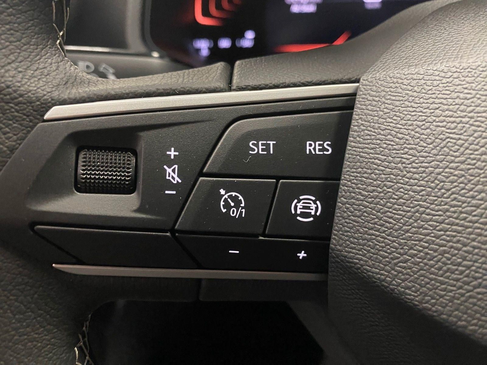 Fahrzeugabbildung SEAT Ibiza 1.0 TSI Style+5 Jah GARANTIE+KAMERA+PDC+BC