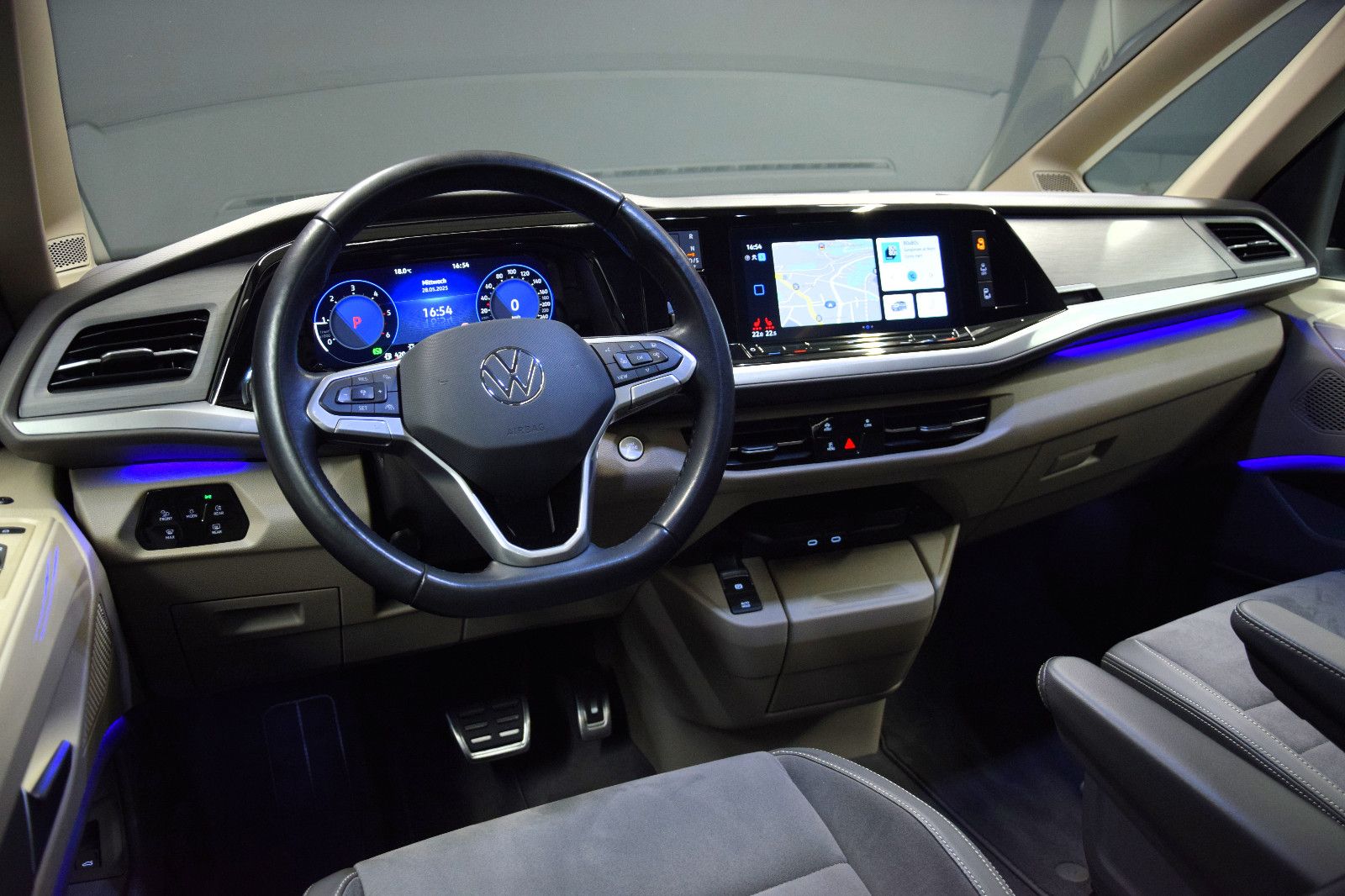 Fahrzeugabbildung Volkswagen T7 Multivan Style DSG Pano AHK 7-Sitze IQ-Light