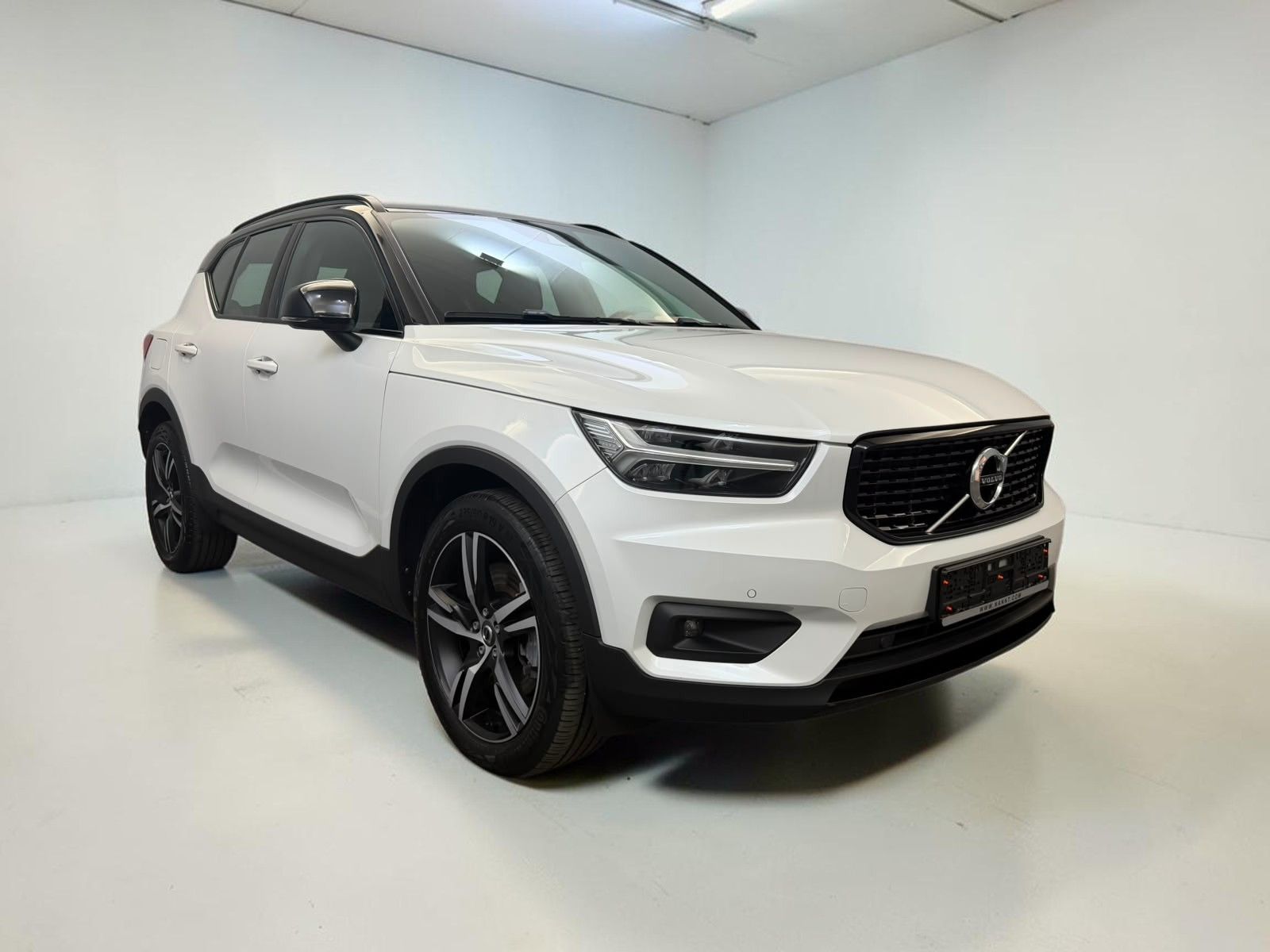 Volvo XC40 R Design Recharge Plug XENIUM*LED*CARPLAY imagem 3
