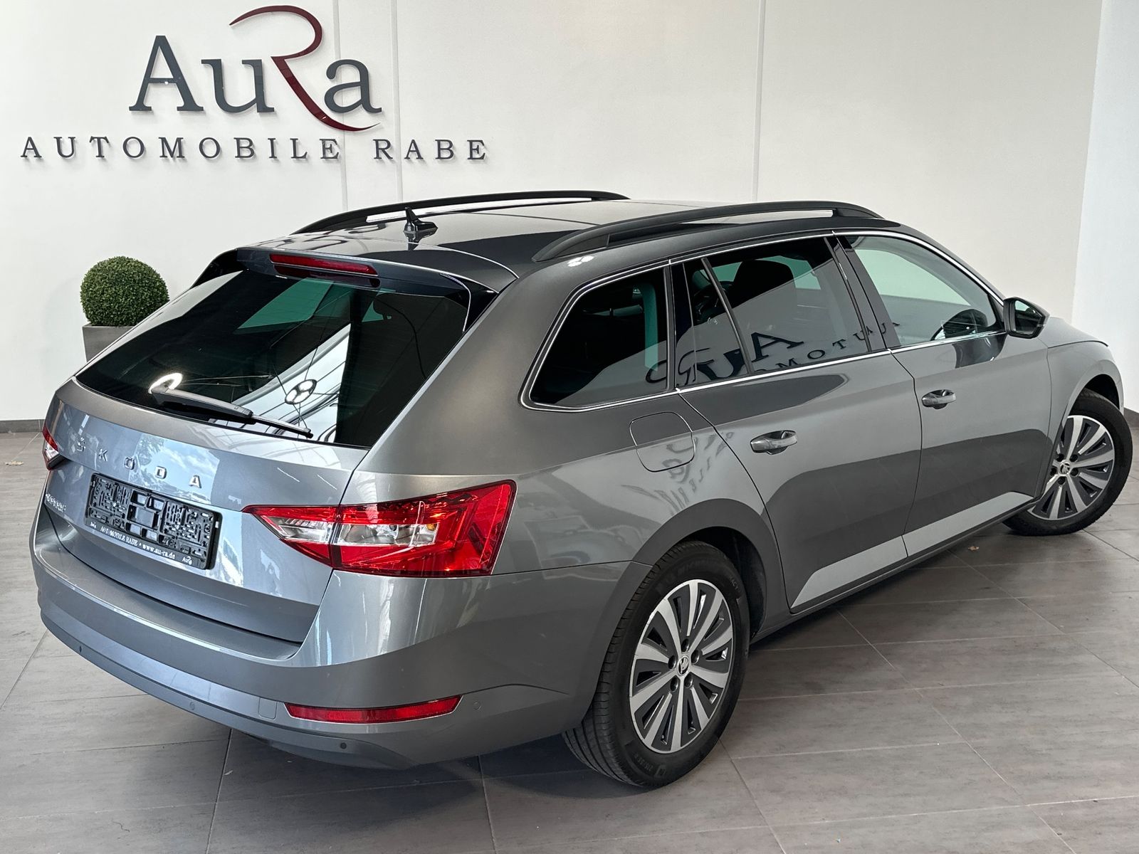 Fahrzeugabbildung SKODA Superb Combi Ambition NAV+LED+ACC+PANORAMA+17ZO