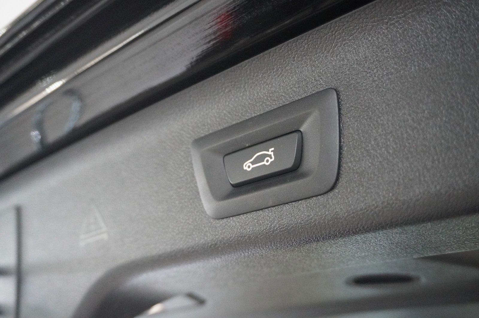 Fahrzeugabbildung BMW 520D TOURING BUSINESS NAVI/LED/VIRTU./SH/HUD/AHK