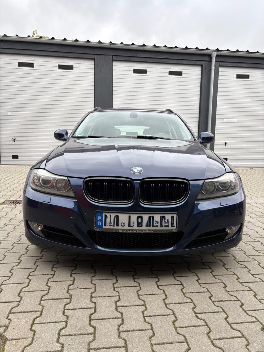 BMW 320 2011 — салон