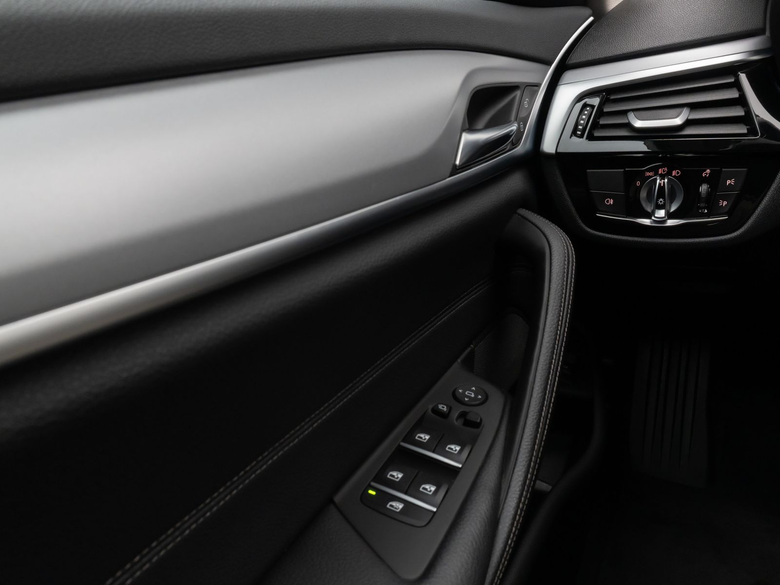 Fahrzeugabbildung BMW 520d xD Panorama Kamera HUD DAB H/K AHK Leder