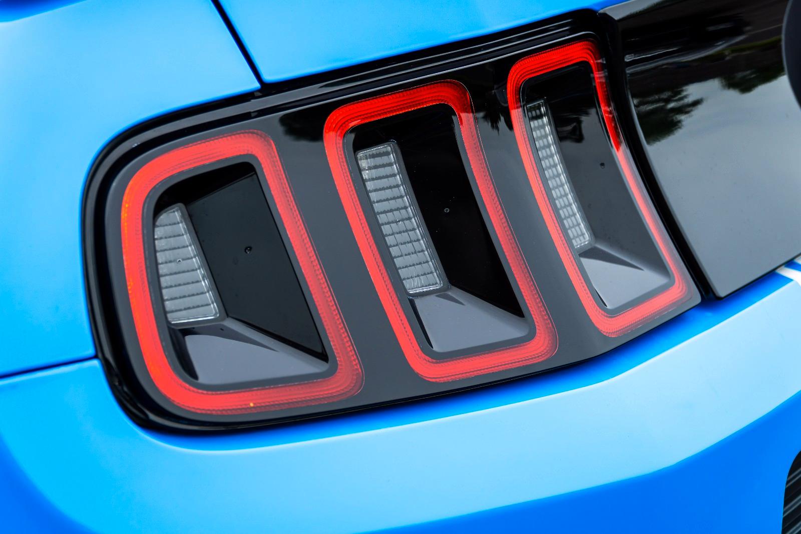 Ford Mustang V6 3,7 -KLIMA/SCHALT/LEDER/SHZ/XENON/R18