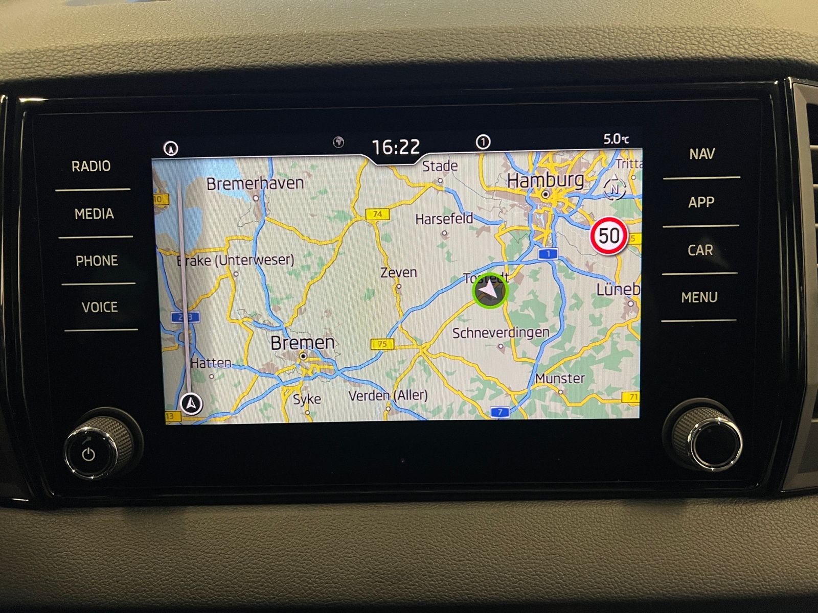 Fahrzeugabbildung SKODA Karoq TOUR 1.5 TSI DSG *AHK, LED, ACC, 17''-LM*