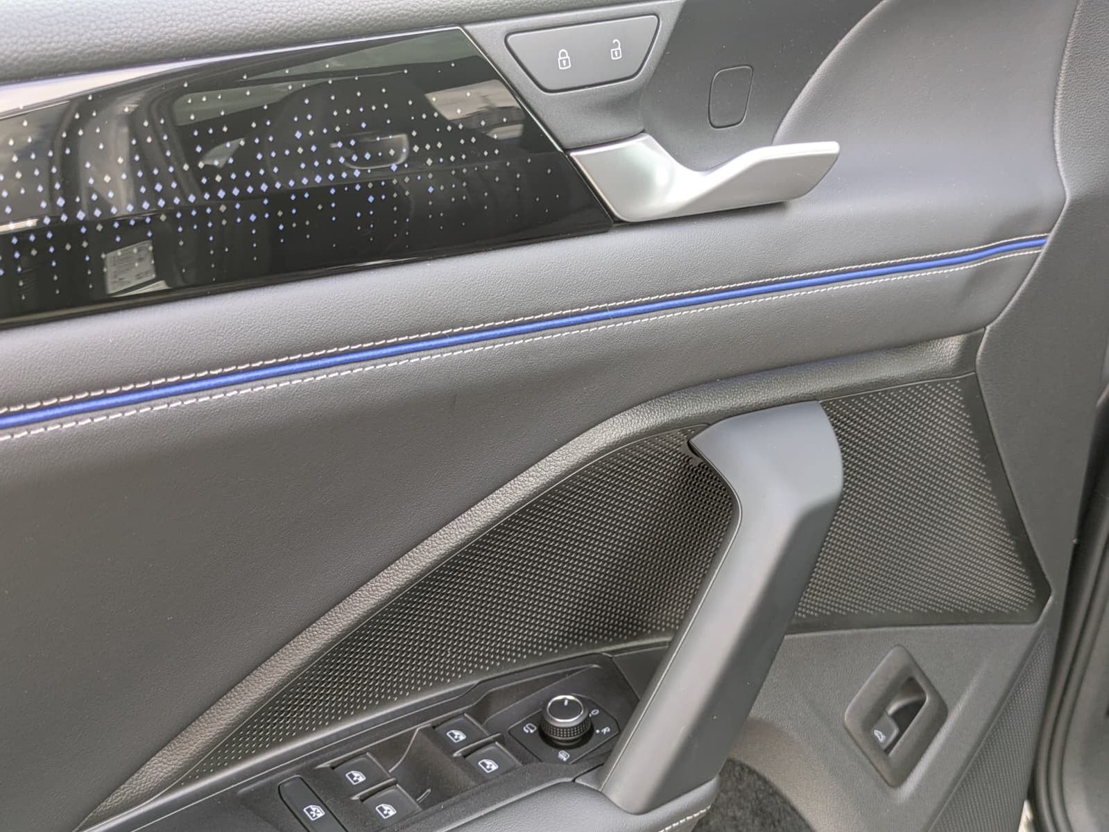 Fahrzeugabbildung Volkswagen Tiguan 2.0 TDI 4M R-Line PANO*H&K*AHK*MATRIX*20"