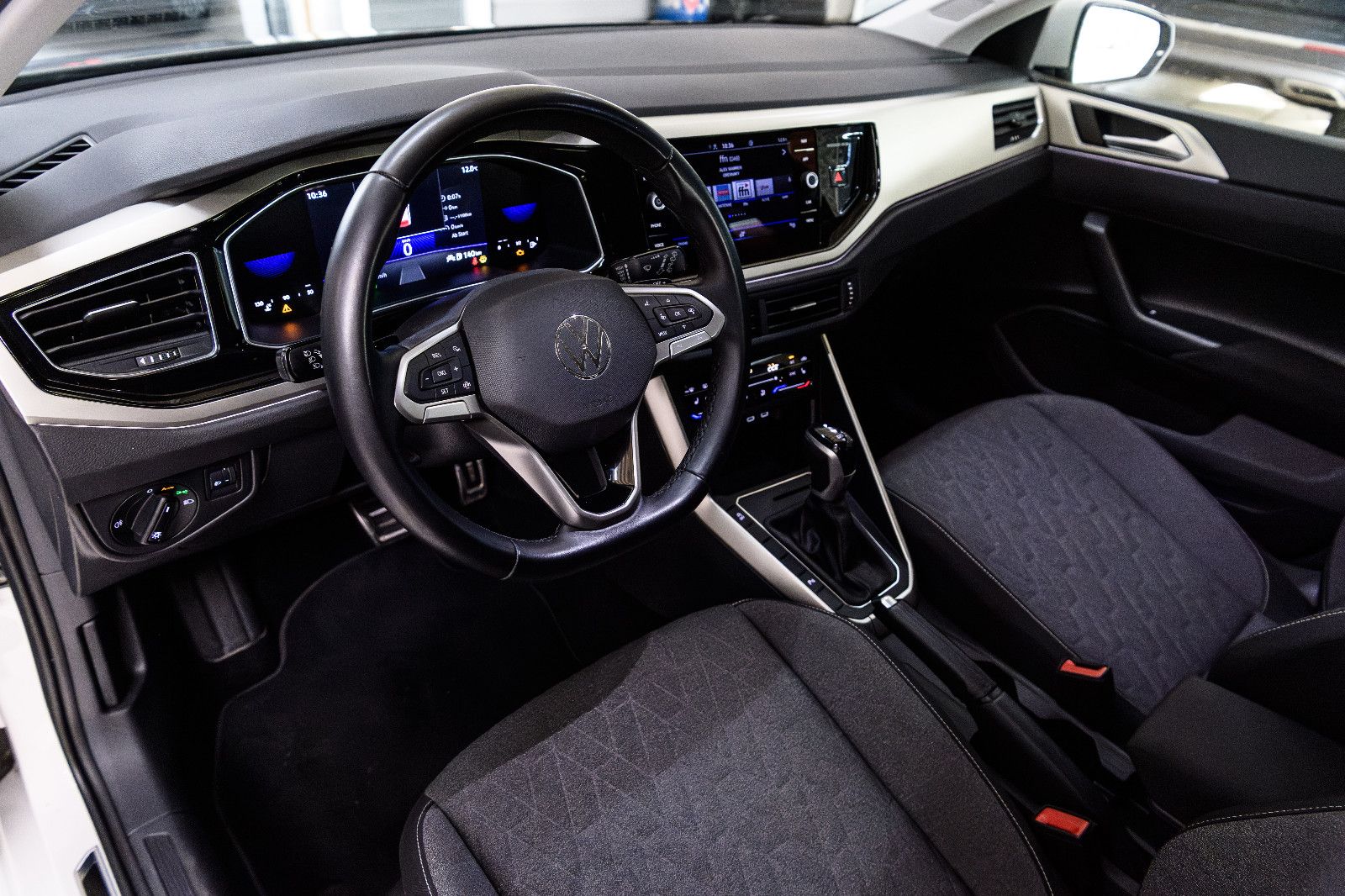 Fahrzeugabbildung Volkswagen Polo VI Move 1.0 TSI DSG LED+SHZ+PDC+APP