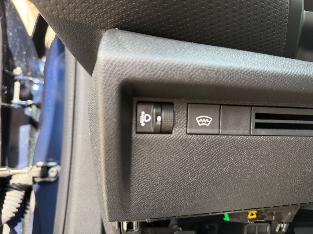 Fahrzeugabbildung Citroën C4 Hybrid 145 COLLECTION + Winter Paket
