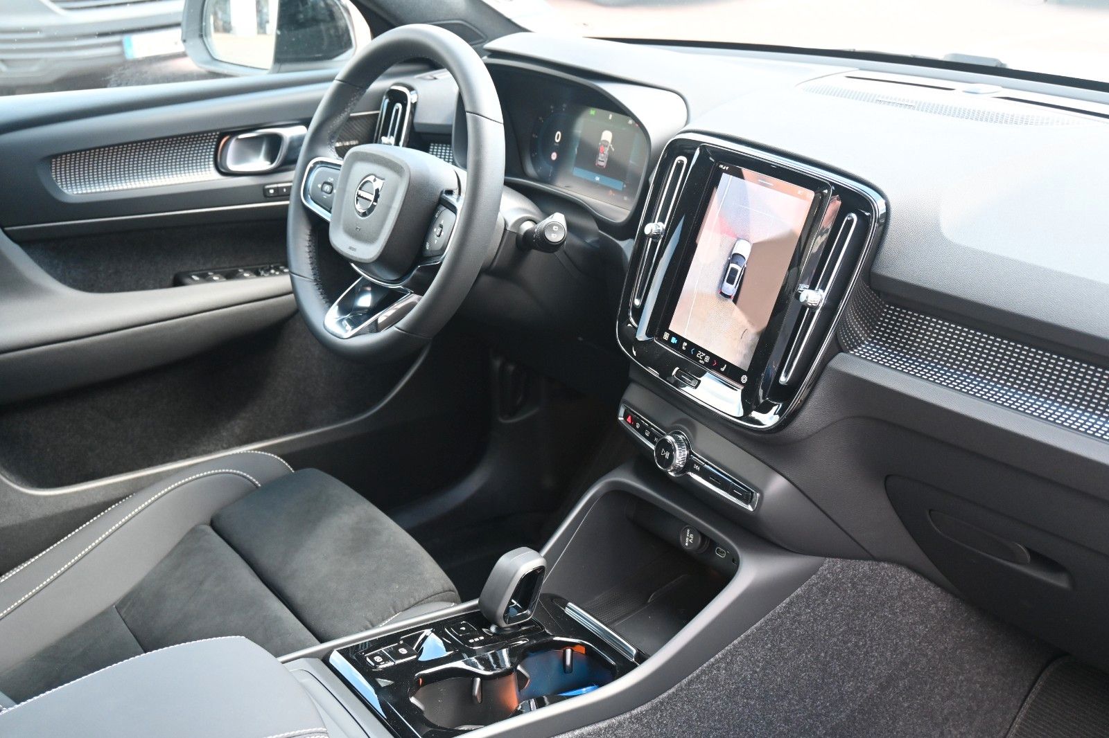 Fahrzeugabbildung Volvo XC40 B4 DKG Plus Dark*H&K*FSHZG*360°*ACC*AHK