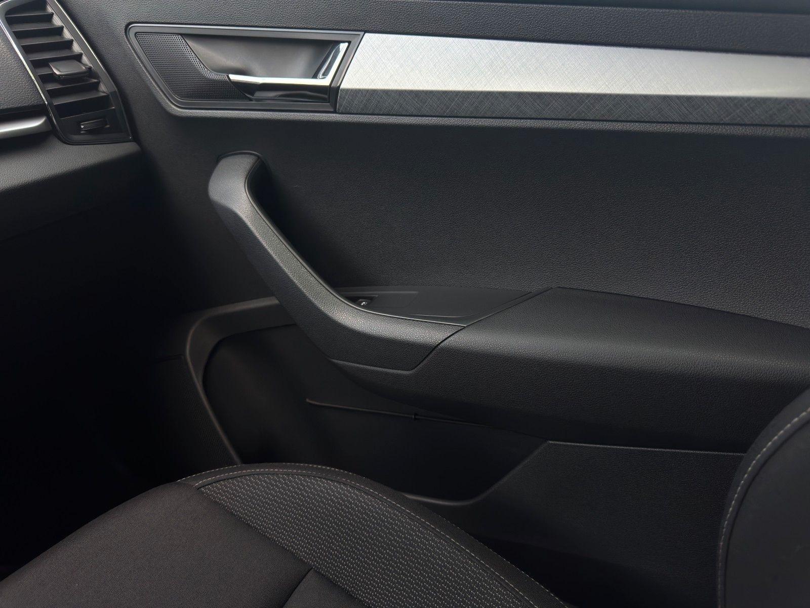 Fahrzeugabbildung SKODA Karoq 1.5L*DSG*AHK*Navi*LED*Kamera*TOP**