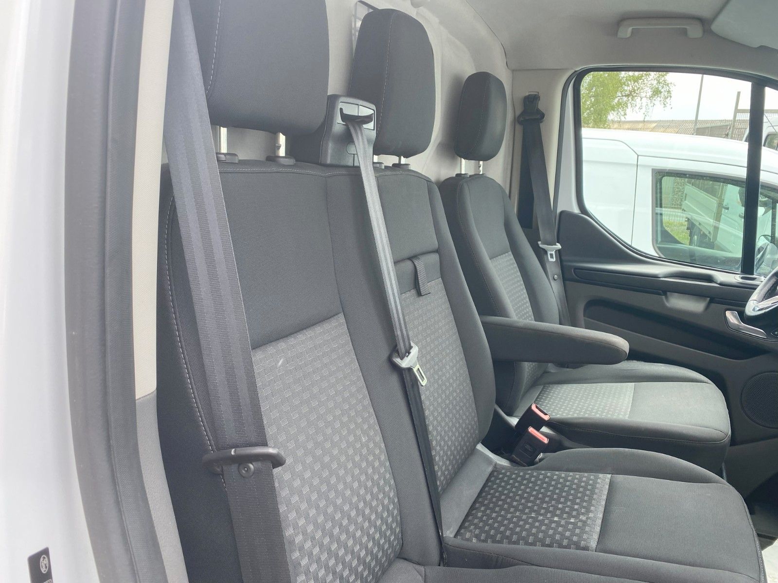 Fahrzeugabbildung Ford Transit Custom Kasten 300 L2 Trend,AHK,Automatic