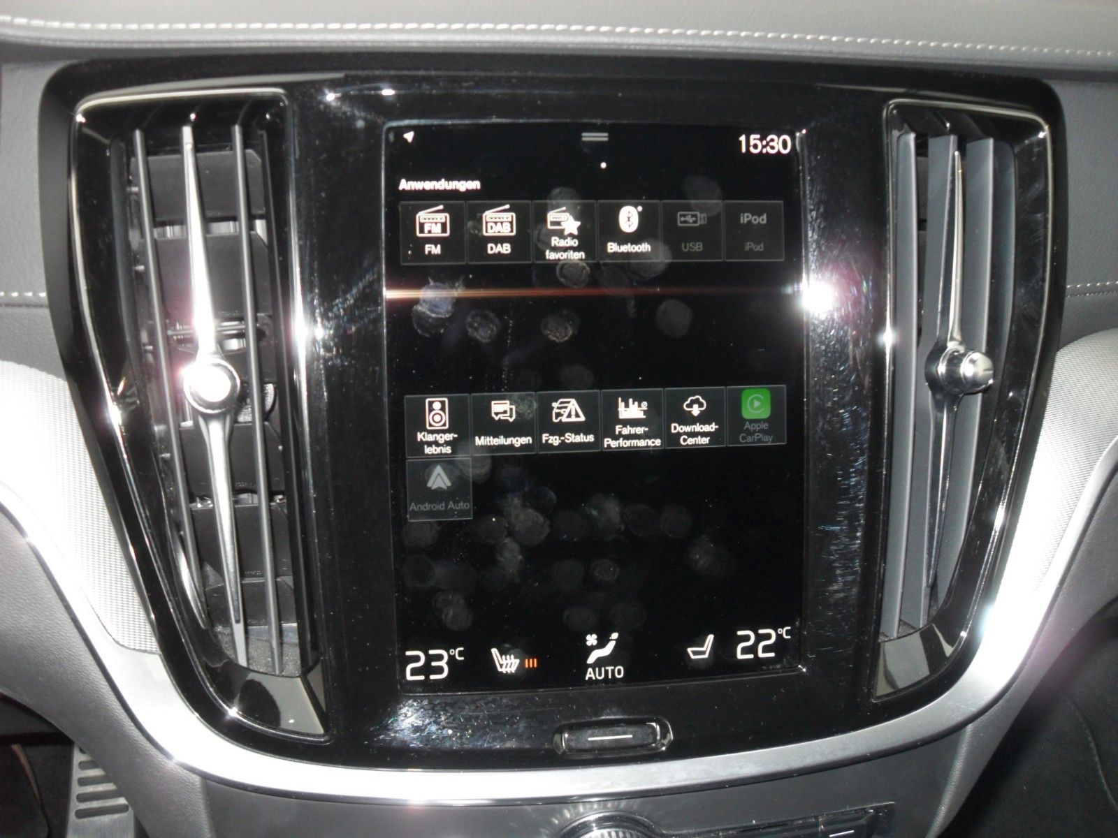 Fahrzeugabbildung Volvo V60 T8 R Design | AWD