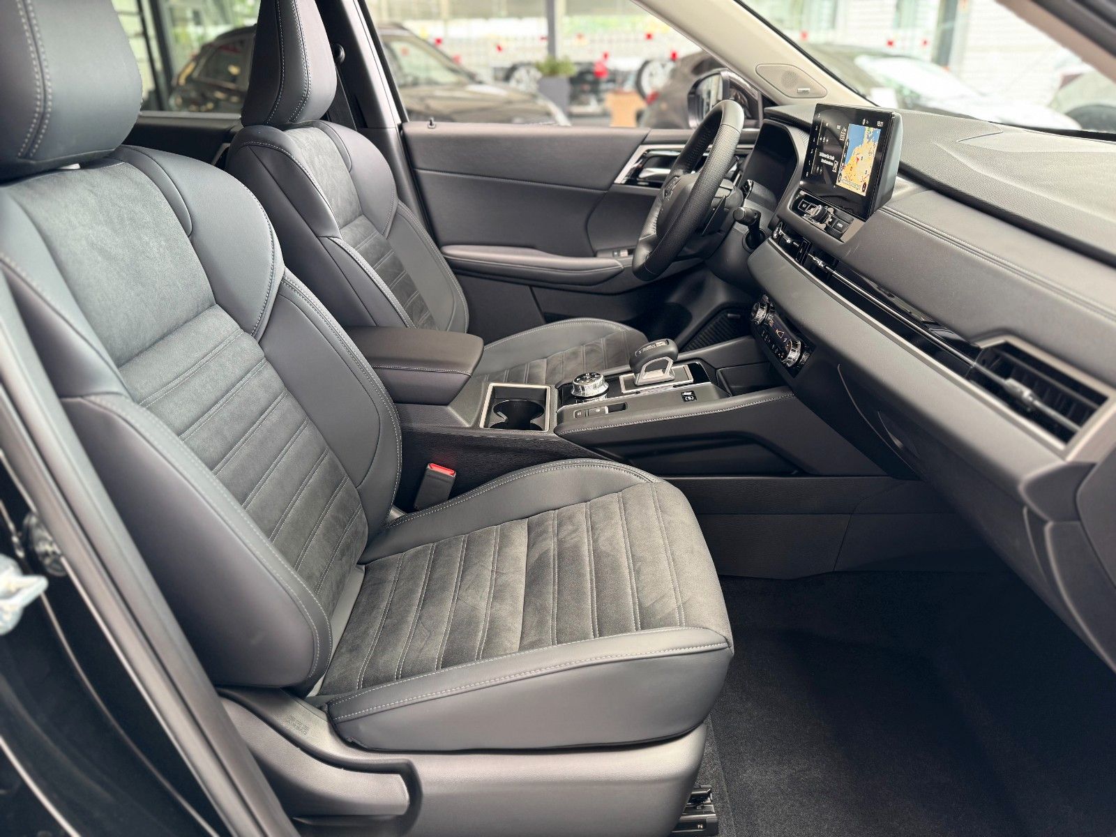 Fahrzeugabbildung Mitsubishi Plug-in Hybrid Outlander Intro Edition
