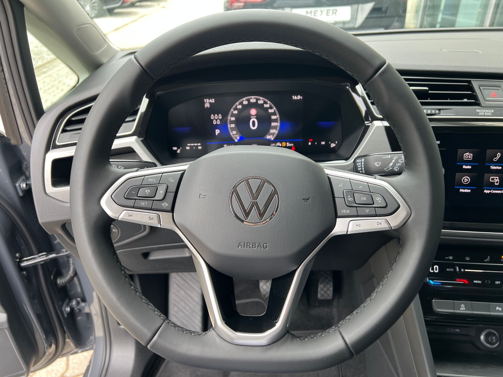 Fahrzeugabbildung Volkswagen Touran Comfortline 1.5 TSI DSG *LED, AHK, 7-Sitz