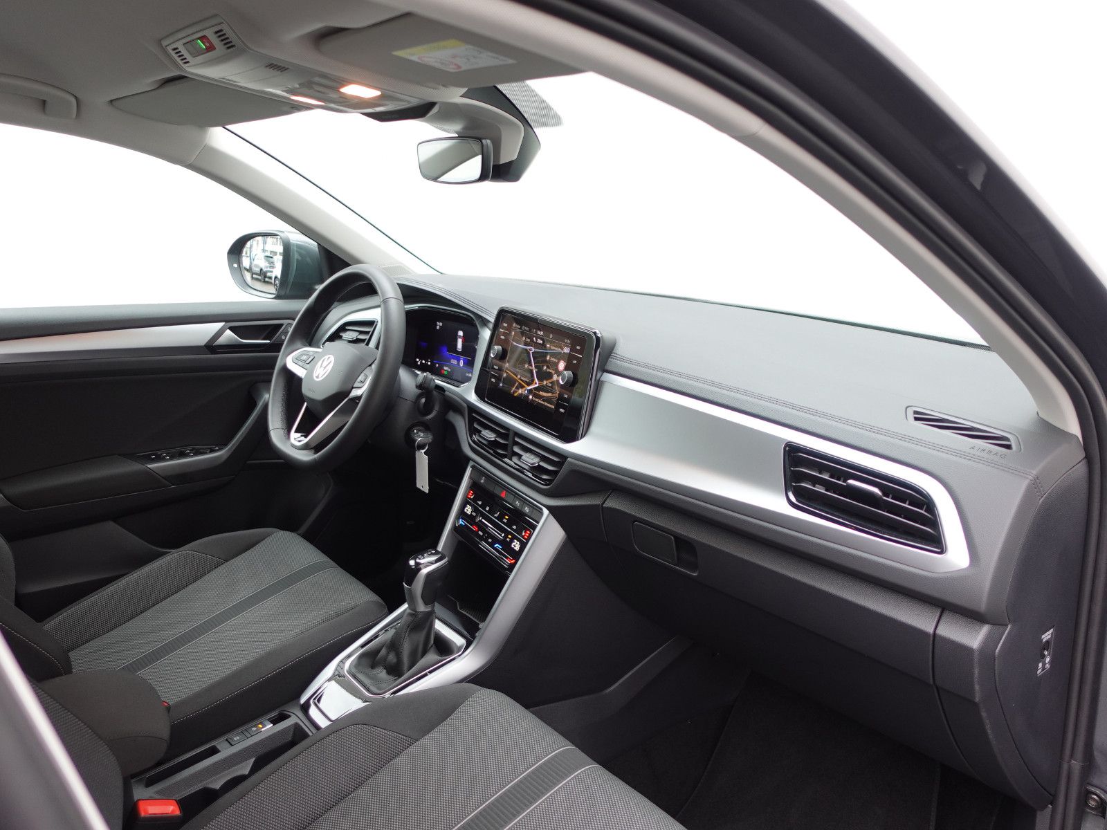 Fahrzeugabbildung Volkswagen T-Roc Life 1.5TSI DSG,Navi,AHK,Allwetter,Sitzhzg