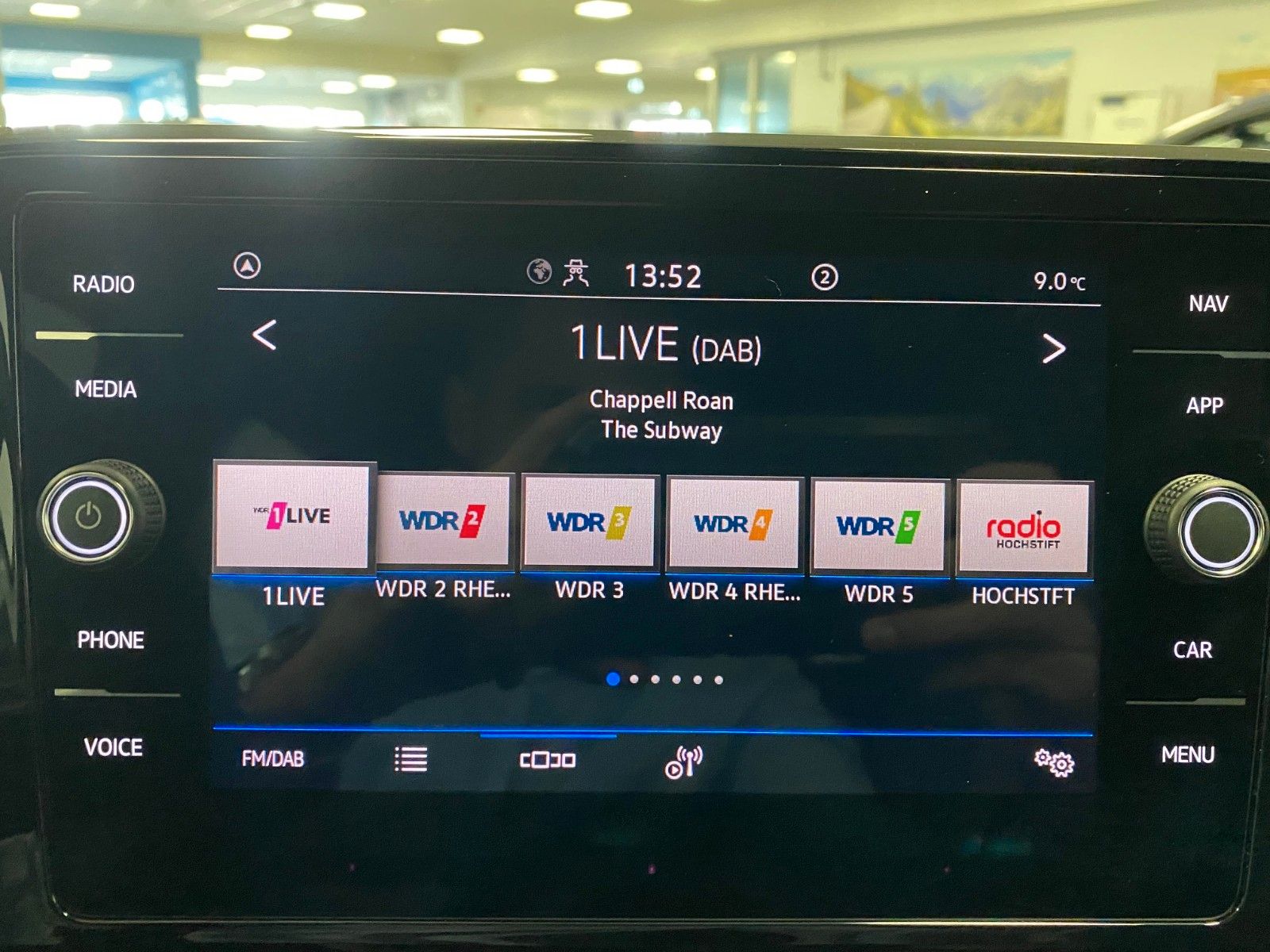 Fahrzeugabbildung Volkswagen T-Roc 1.5 TSI DSG+BLACKSTYLE+PANO+19"+ACC+MATRI+