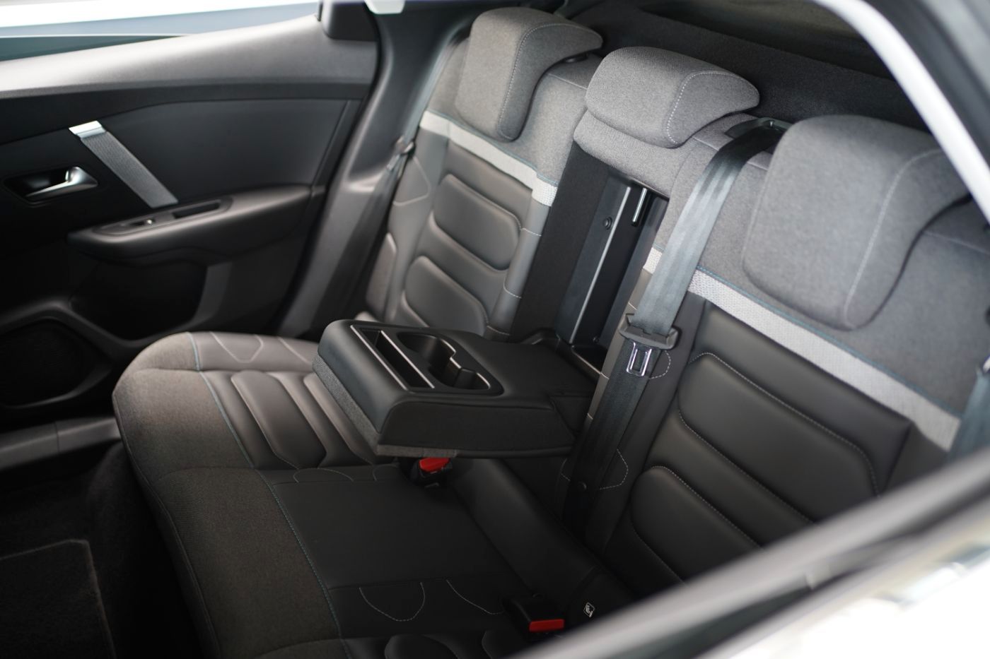 Fahrzeugabbildung Citroën C4 PureTech 130 Shine Anhängerkupplung Allwetter