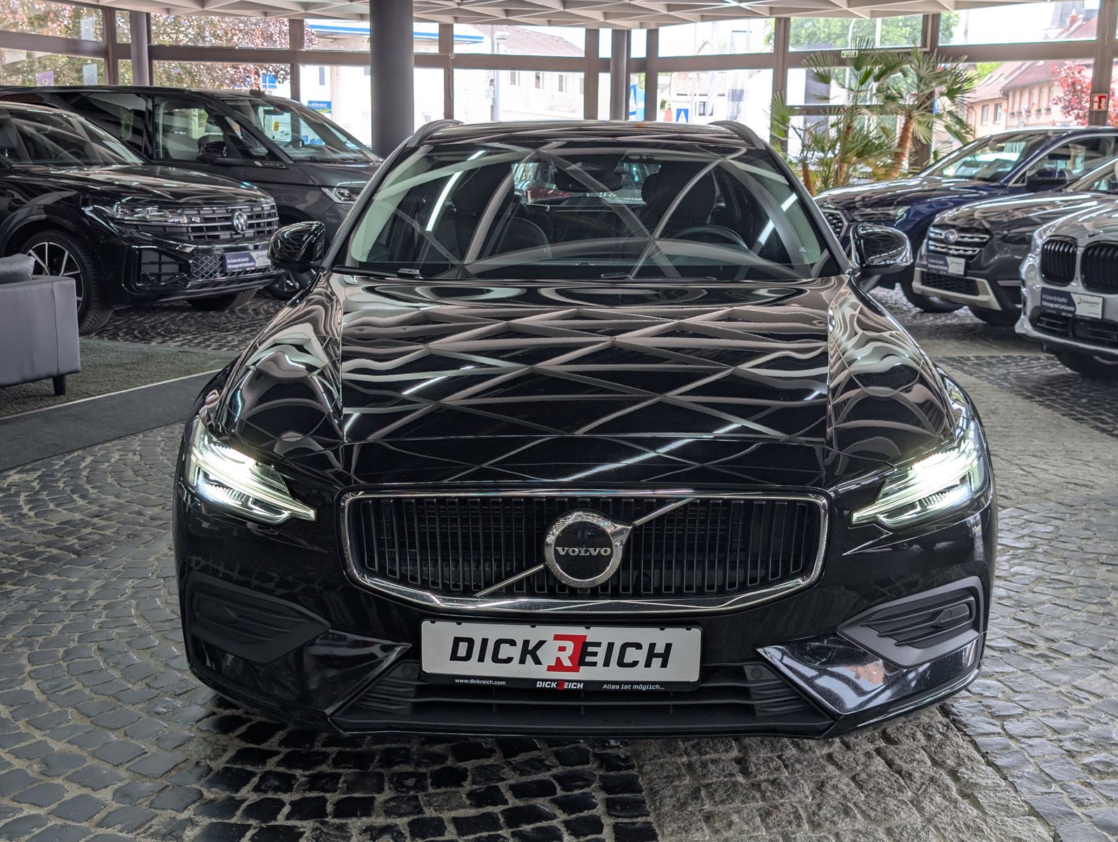 Fahrzeugabbildung Volvo V60 B3 Core 2.0Turbo MHEV VIRT LED APP SOUND AHK