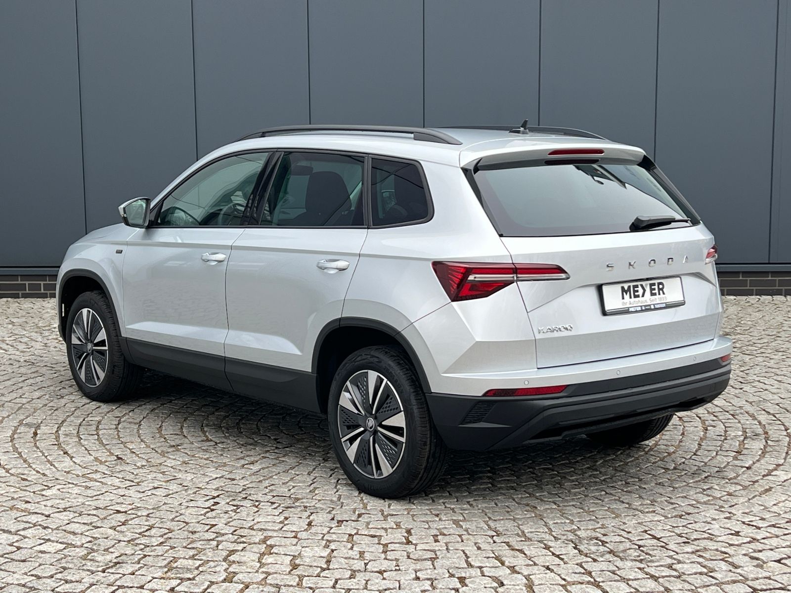 Fahrzeugabbildung SKODA Karoq Tour 1.5 TSI DSG *AHK, 17" LM-Felge, Navi,