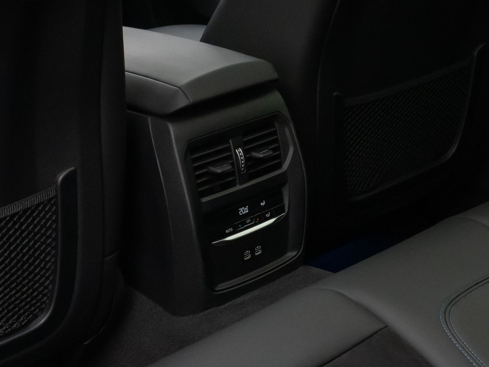 Fahrzeugabbildung BMW 330e M Sport Panorama Kamera Laser HUD DAB HiFi