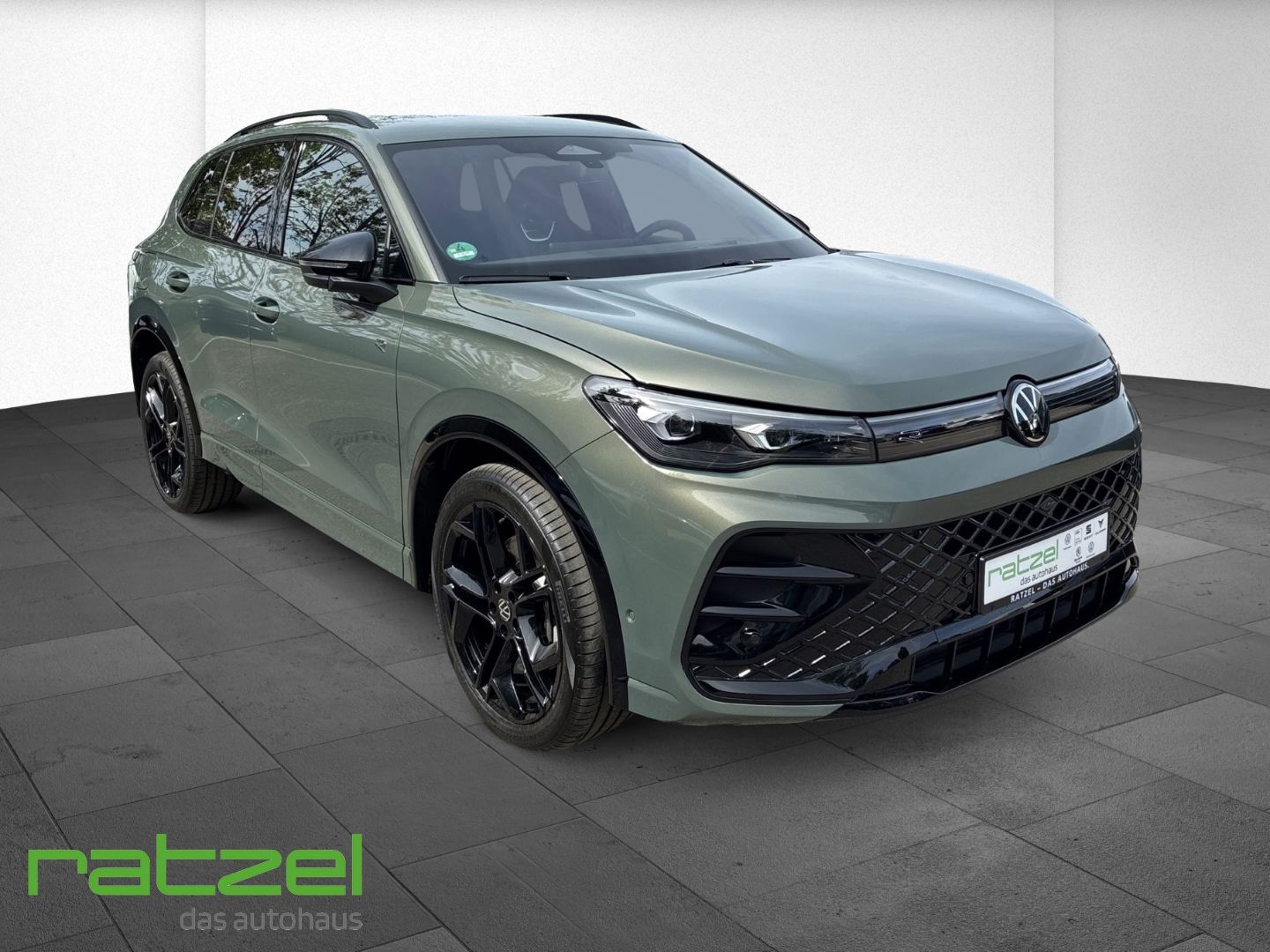 Fahrzeugabbildung Volkswagen Tiguan 2.0 TDI DSG R-Line HUD AHK Kamera IQ Driv