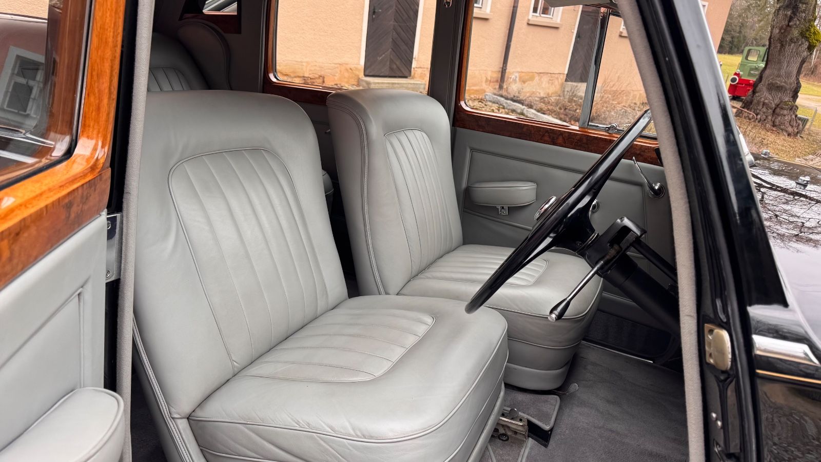 Rolls-Royce Silver Dawn 12