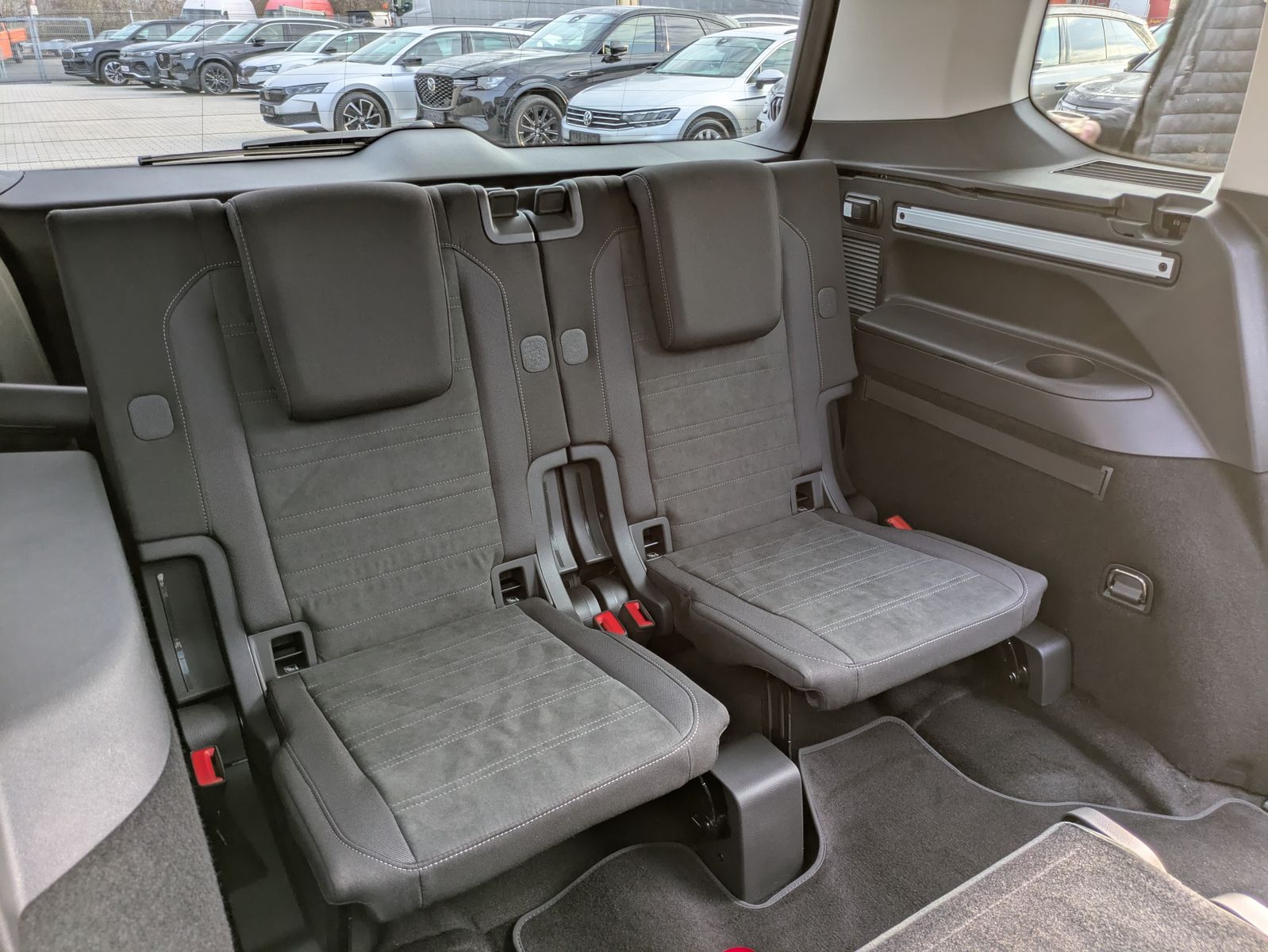Fahrzeugabbildung Volkswagen Touran 2.0 DSG R-Line High BLACK Pano 7Si IQ AHK