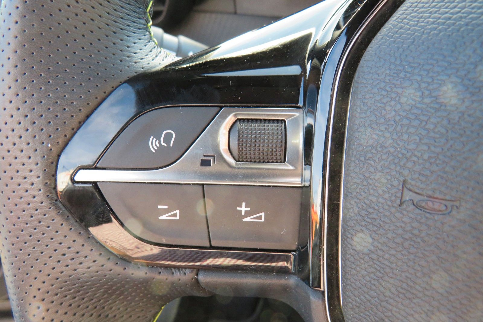 Fahrzeugabbildung Peugeot 2008 e- GT PANO NAVI KAMERA SITZH. PDC 1.HD
