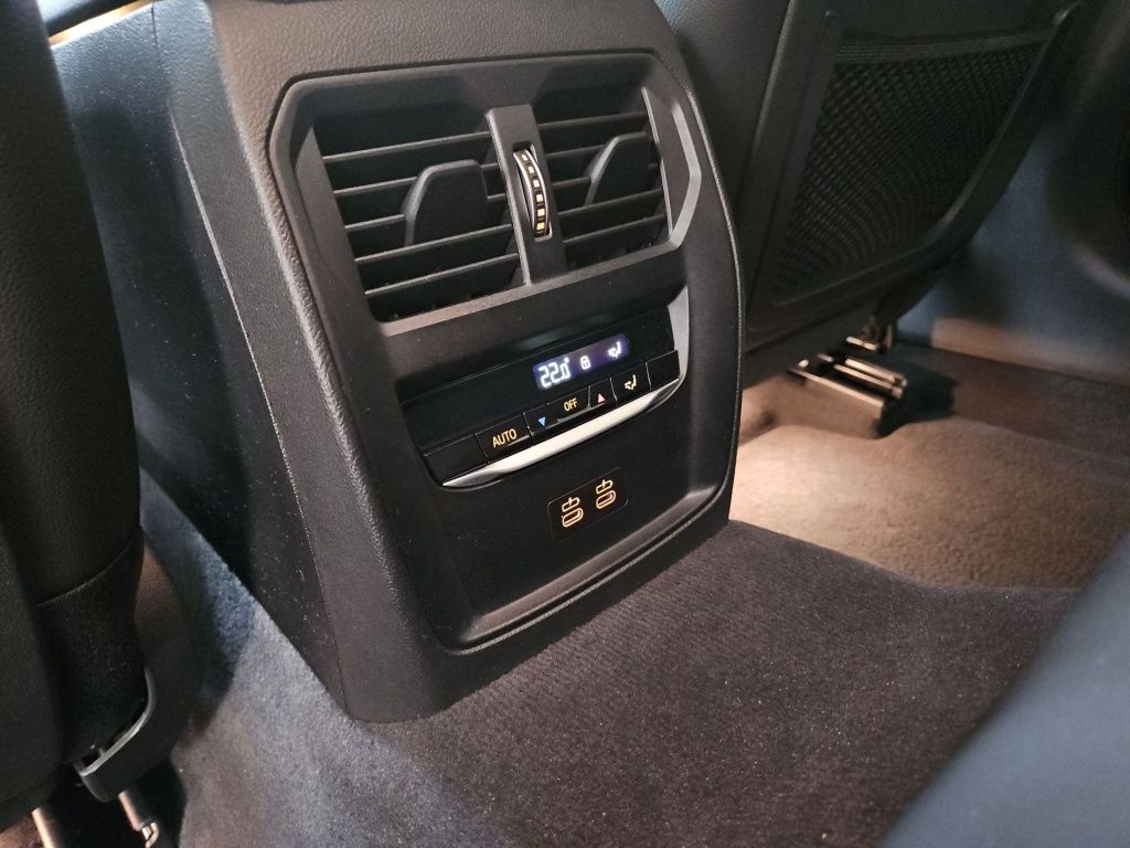 Fahrzeugabbildung BMW 318 i Sport-Line AHK ACC Navi LED SHZ Ambie. KAM