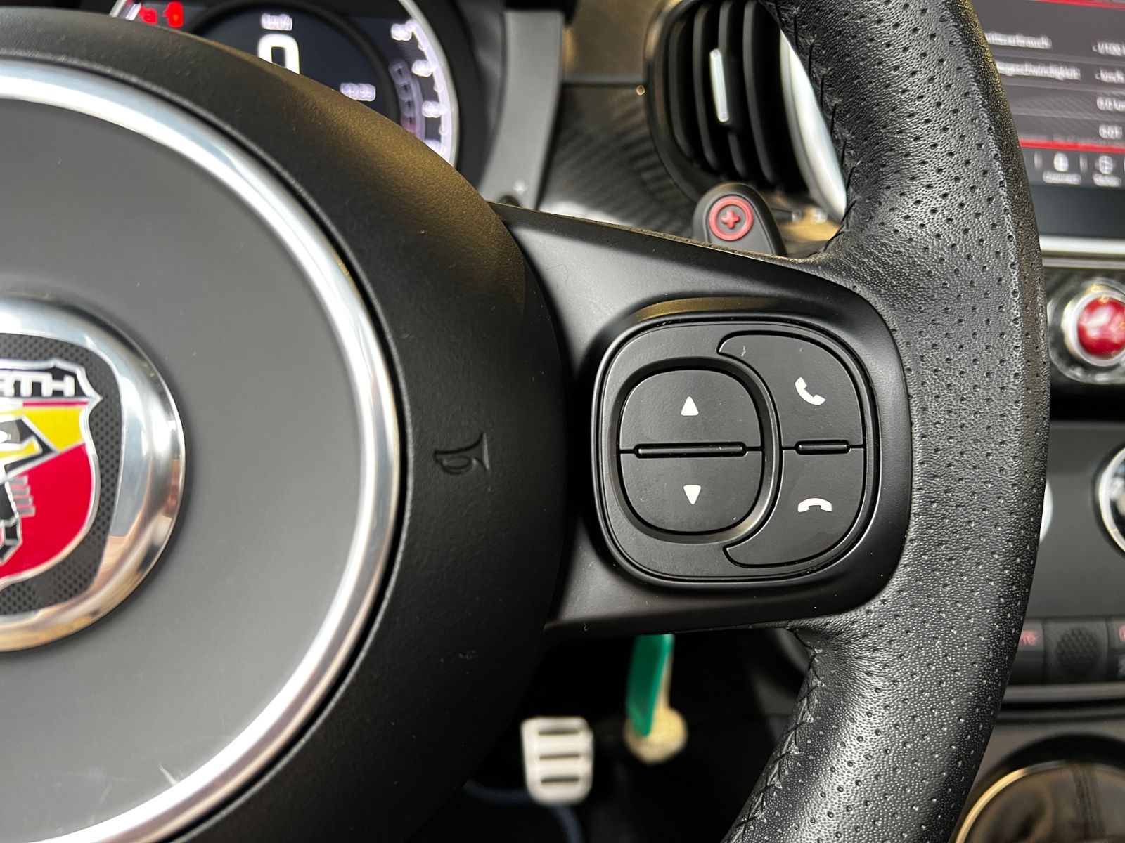 Fahrzeugabbildung Abarth 695C Rivale 175th Anniversary XEN NAVI LEDER Sit