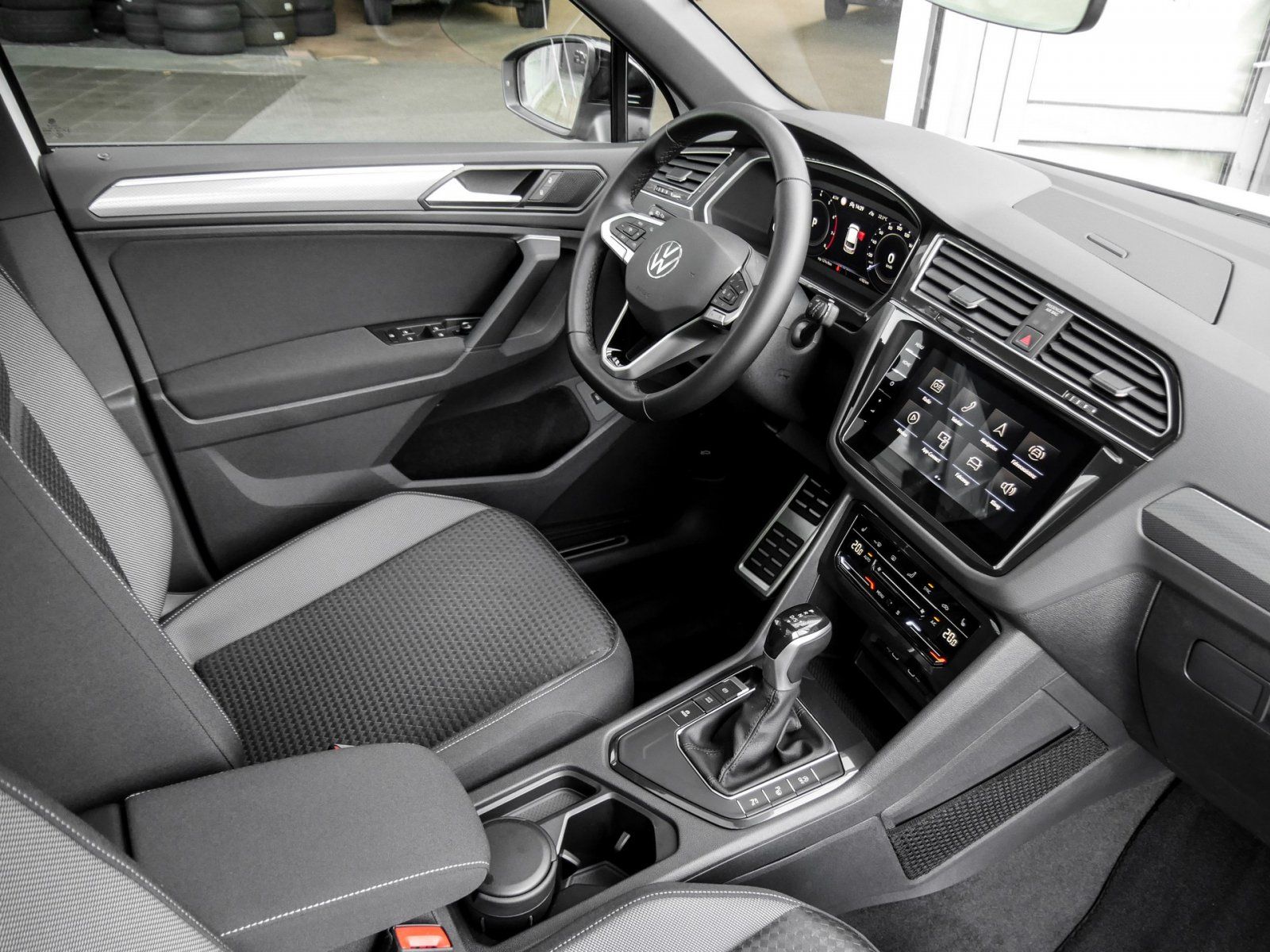 Volkswagen Tiguan ACTIVE 1.5 TSI DSG AHK Pano AreaV. Standh foto 3