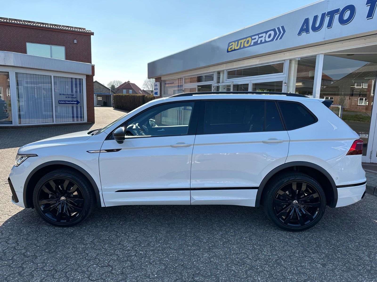 Fahrzeugabbildung Volkswagen Tiguan Allspace 2.0 TDI 4M R-Line Pano/AHK/7-Sit