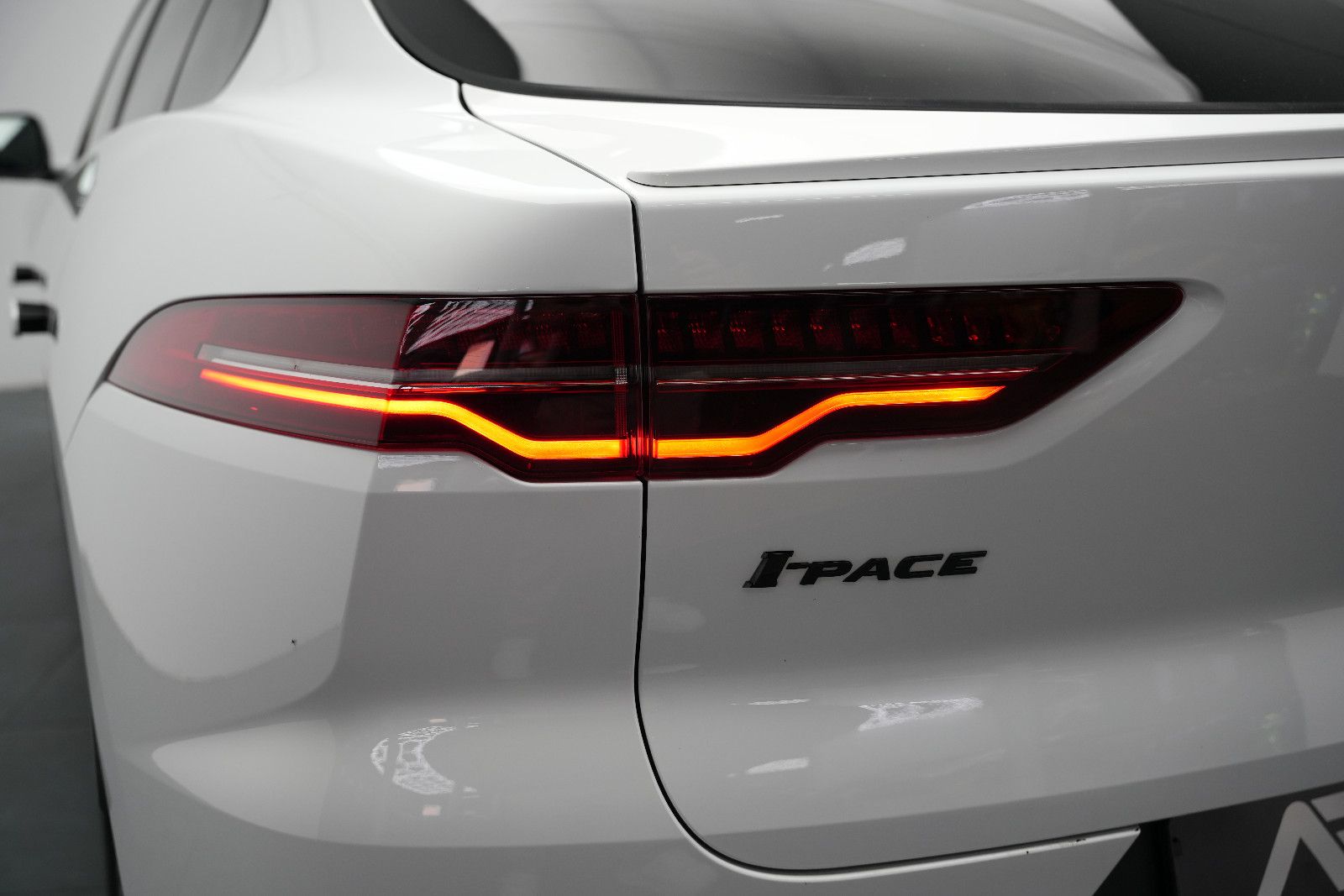 Fahrzeugabbildung Jaguar I-PACE 400 AWD/Black-Pack/CarPlay/MERIDIAN/89,6%