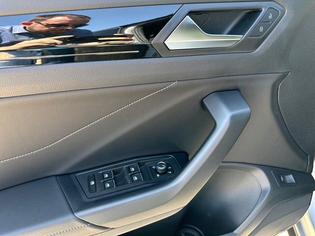 Fahrzeugabbildung Volkswagen T-Roc 1.5TSI DSG R-Line LED+SHZ+GJR+NAV+APP