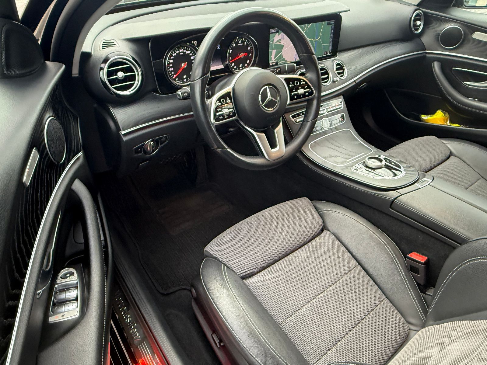 Fahrzeugabbildung Mercedes-Benz E 200 T Avantgarde NAVI KLIMAAUTO CAM LED SITZH.