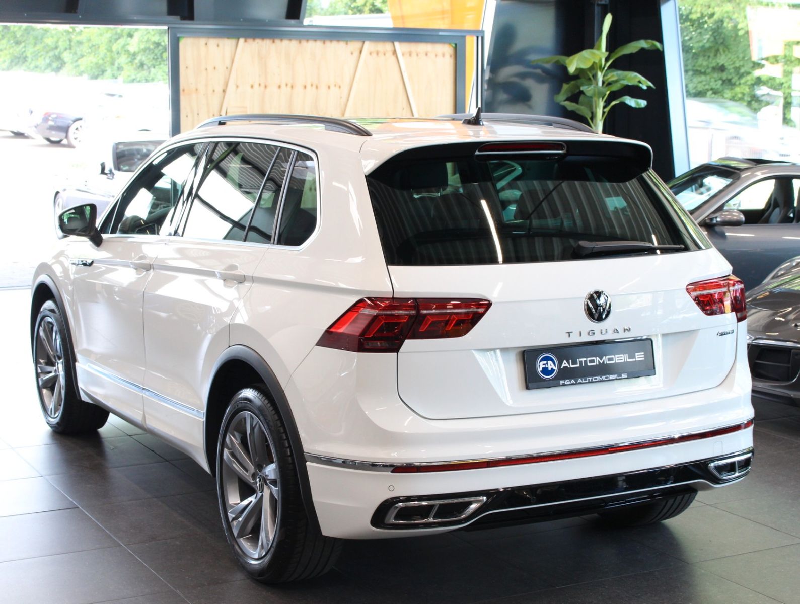 Fahrzeugabbildung Volkswagen Tiguan R-Line 4Motion 2.0 TDI*HUD*Matrix*e.AHK