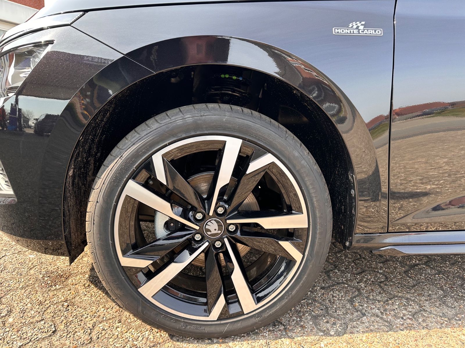 Fahrzeugabbildung SKODA Kamiq Monte Carlo 1.5 TSI DSG MATRIX/AHK/ACC/Pan