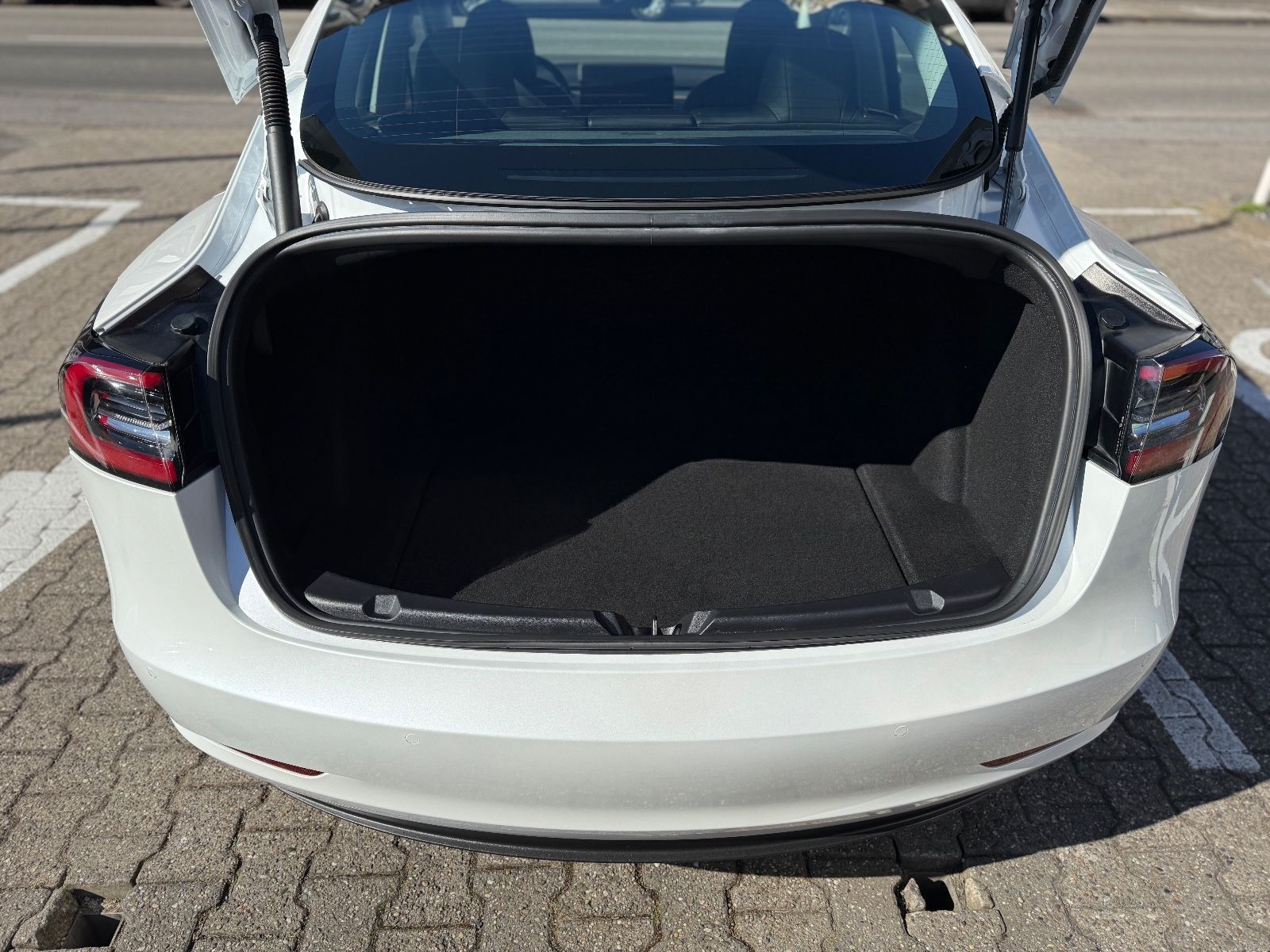 Fahrzeugabbildung Tesla Model 3 Long Range Dual AWD FACELIFT 1-HD WÄRMEP