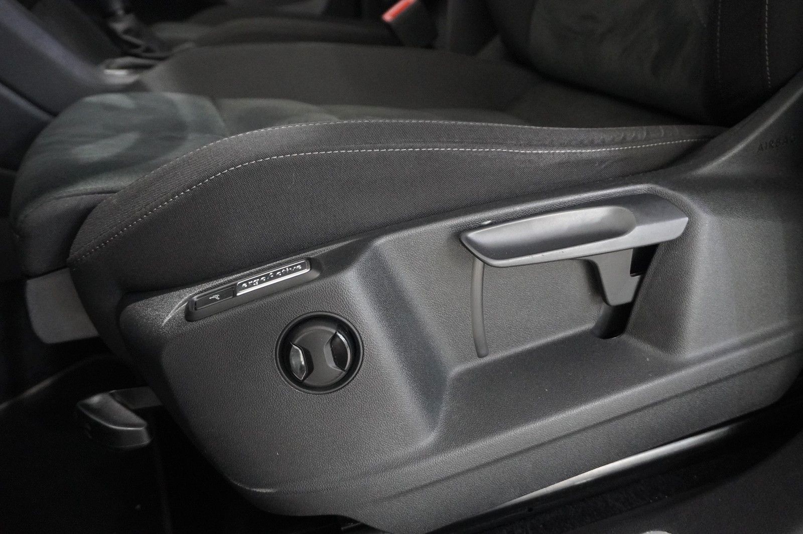 Fahrzeugabbildung Volkswagen Tiguan Allspace 2.0D 4M R-LINE 7-SITZER NAVI/AHK