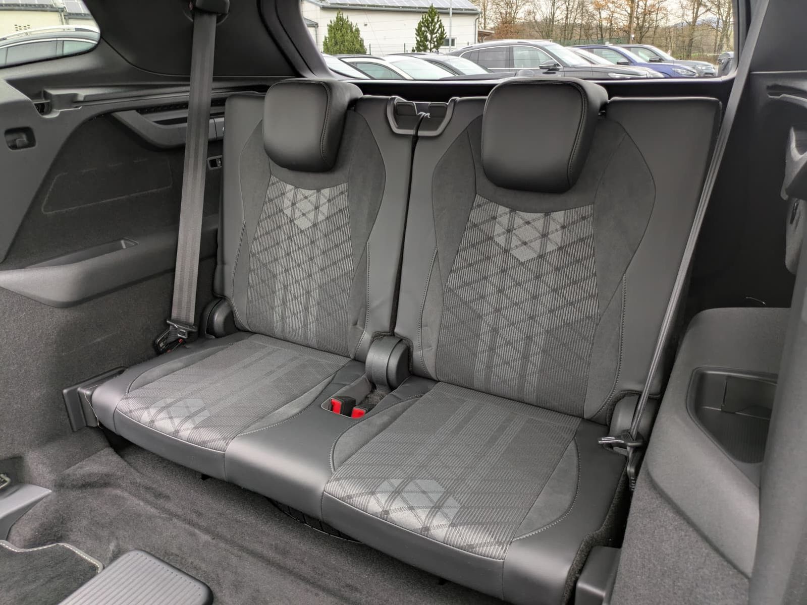 Fahrzeugabbildung Volkswagen Tayron 2.0 TDI 4M R-Line BLACK*7Si*MATRIX*PANO