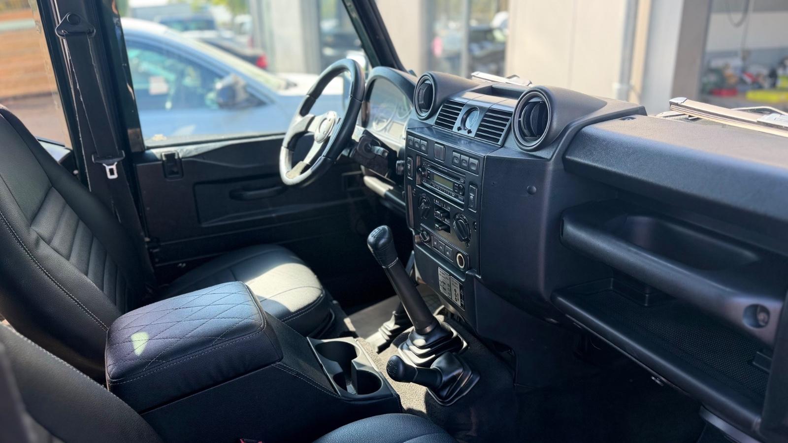 Land Rover Defender 110 Station Wagon 2.4 TD4 | 122 ch | BVM | Sièges sport chauffants | Attelage | Pare-brise chauffant | Jantes alliage