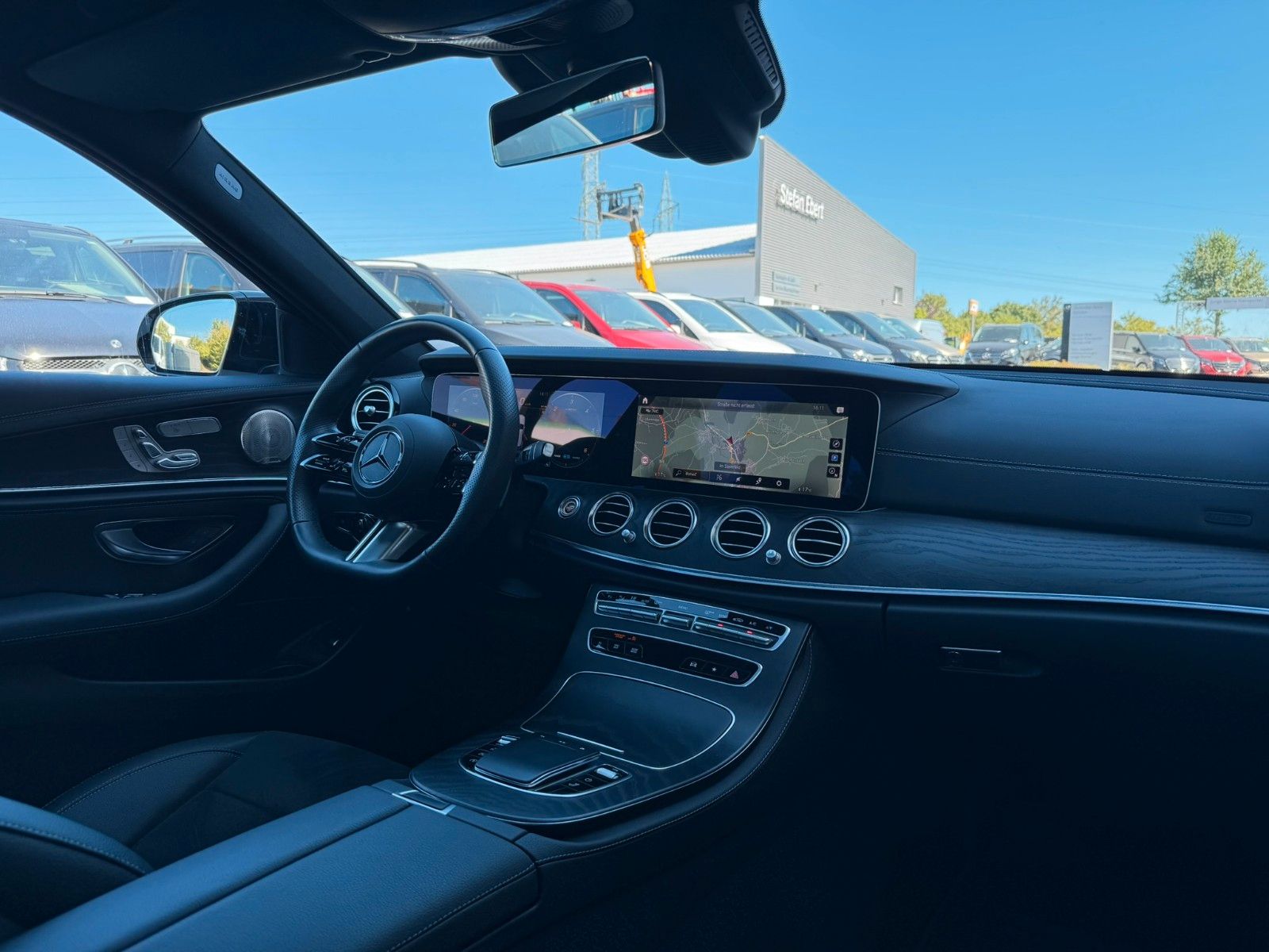 Fahrzeugabbildung Mercedes-Benz E 300 d  T 4M AMG HUD+PANO+AHK+Burm+Distr+360°